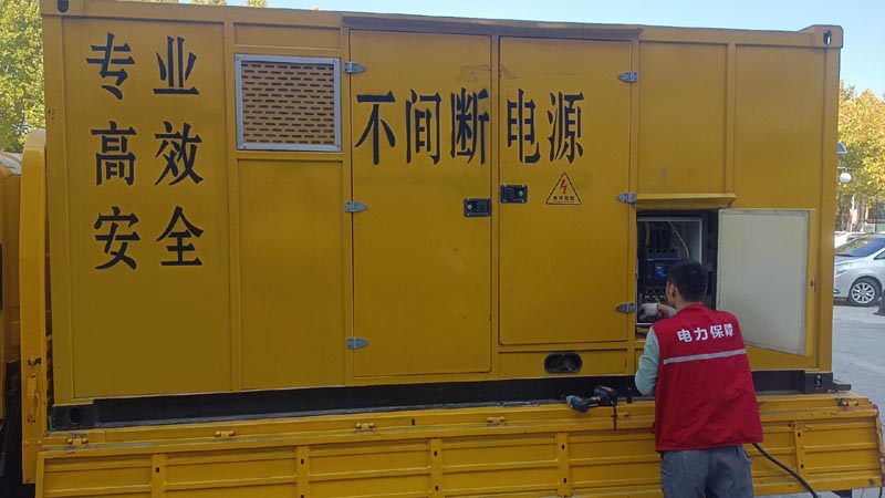虎门港管委会柴油发电机组和UPS电源配合使用时，如何避免切换过程中的电力中断？